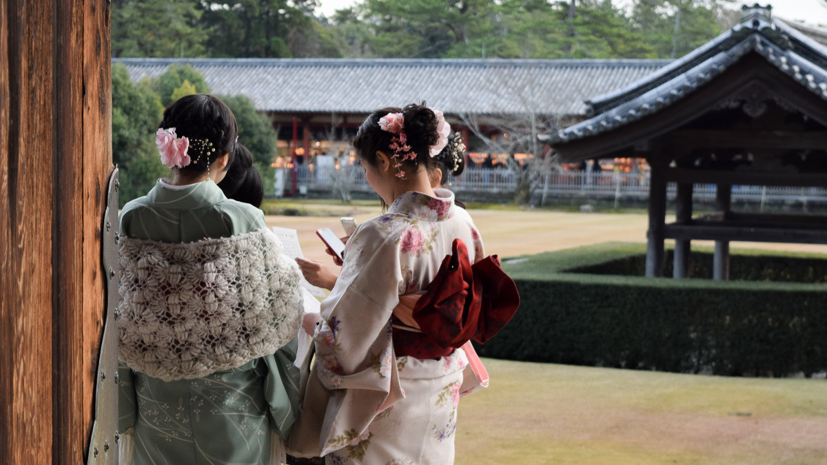 Students in a pagoda wearing kimonos