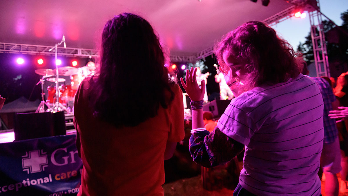 Two students dance at Rendezvous in the Park