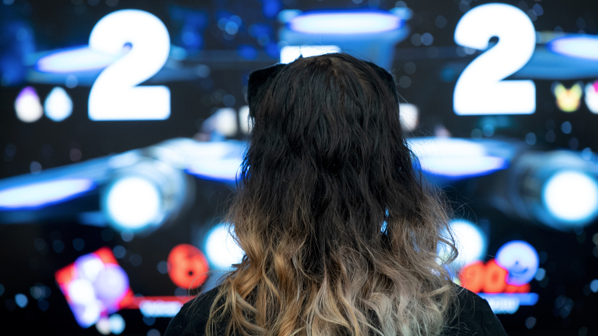A person with long hair and cat ears sits in front of a countdown screen.