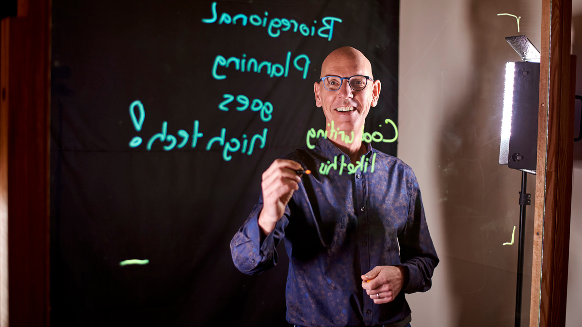 Jaap Vos writes on a clear whiteboard