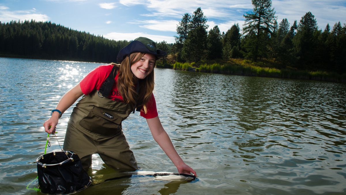 Fish and wildlife student Amy Thorp gathers samples from the Spring Valley Resevoir.