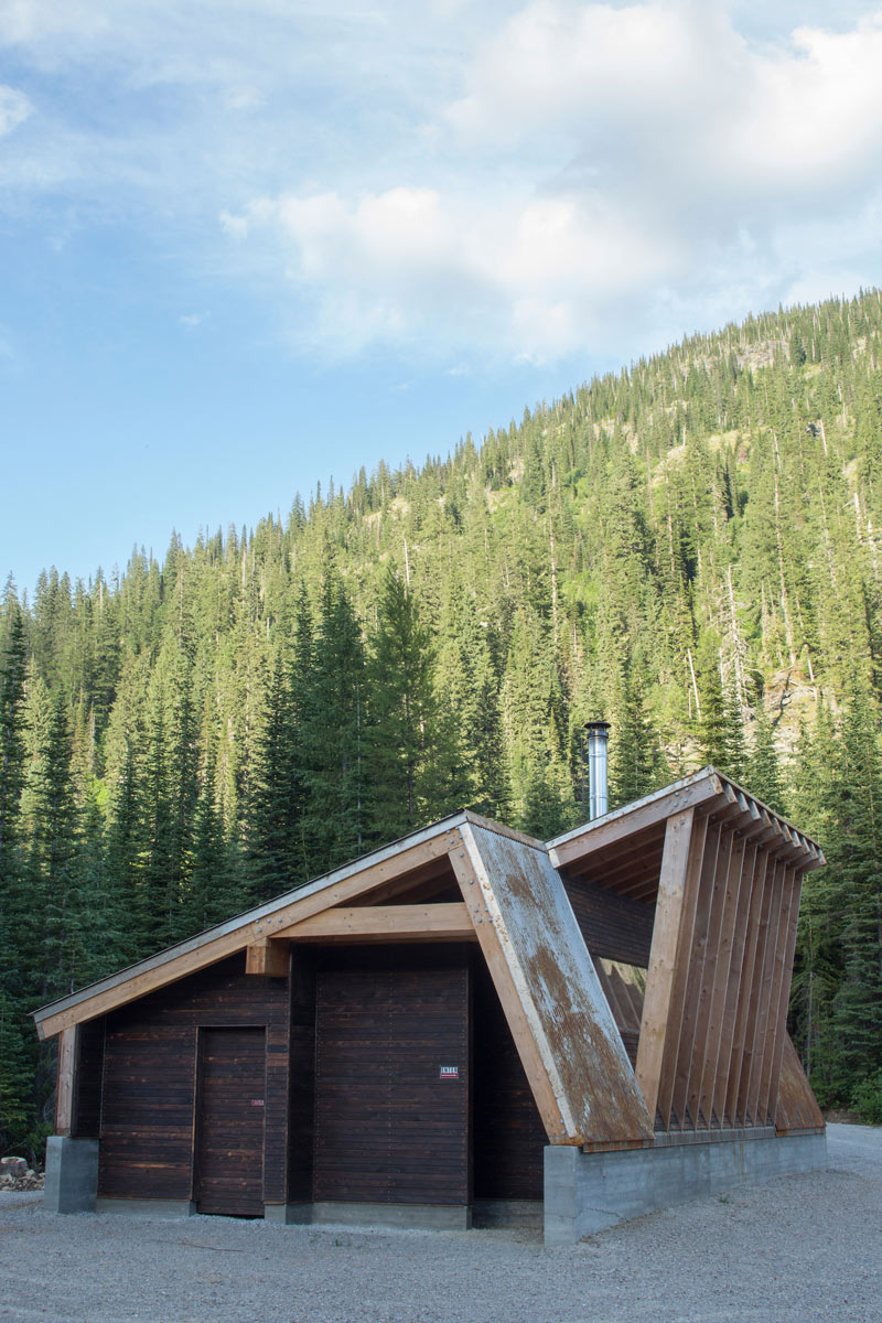 The Moose Creek Warming Hut with evergreens on the mountain in the background