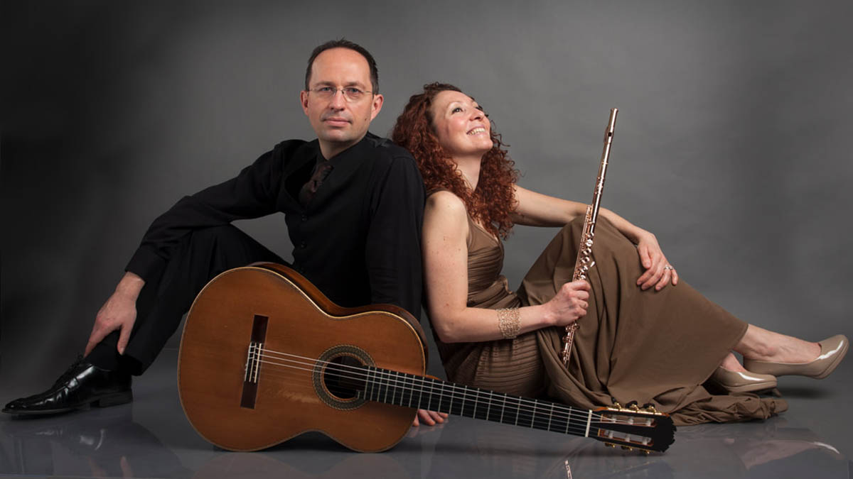 Cantina duo with instruments