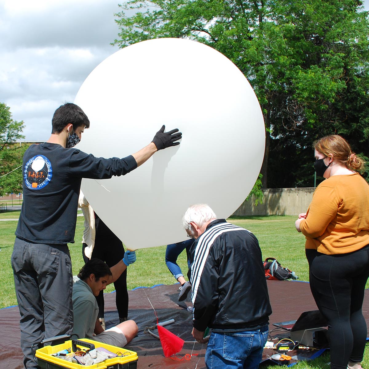 U of I engineering students are using high-altitude balloons