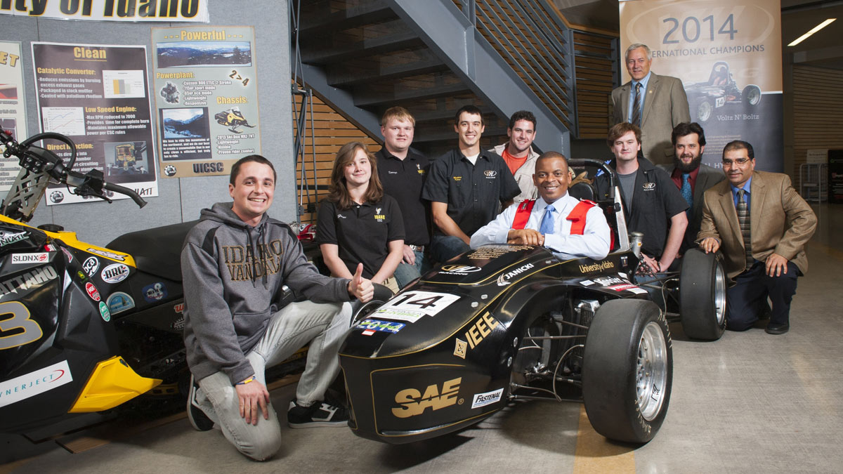Dean Larry Stauffer, Anthony Foxx, Ahmed Abdel-Rahim and students involved with NIATT.