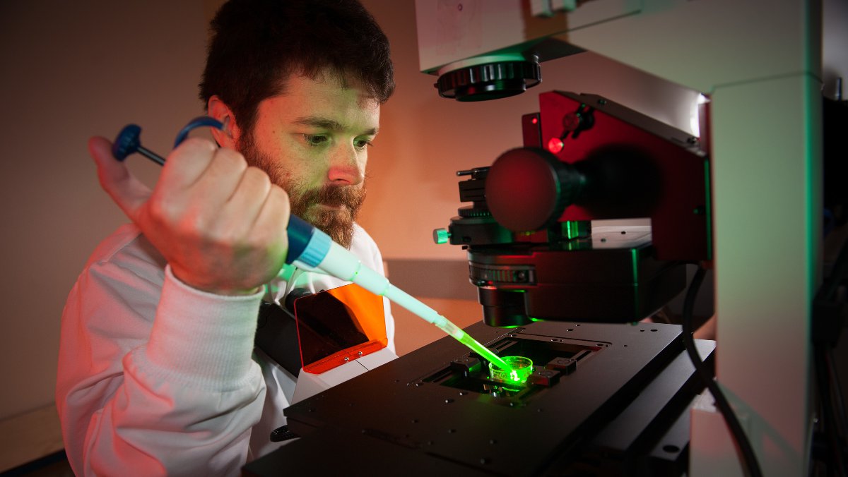Timothy McGinn demonstrates the new imaging core microscope. Timothy McGinn demonstrates the new imaging core microscope.