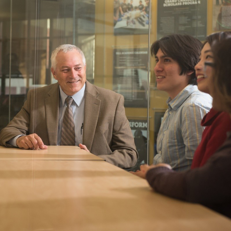 Dean Larry Stauffer meeting with Grand Challenge Scholars students