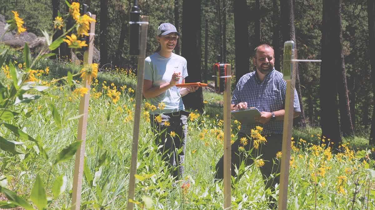 Doctoral student Eloise Zimbelman and Assistant Professor Rob Keefe