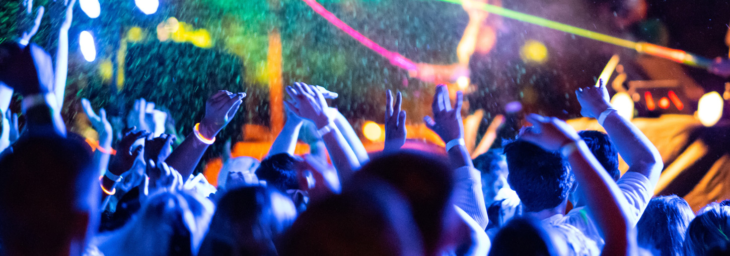 A Vandal Welcome concert, with paint and lights.