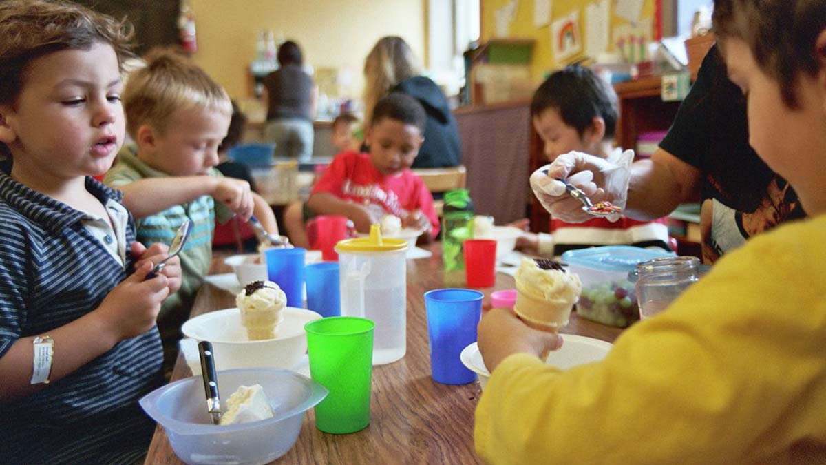 Preschoolers eating