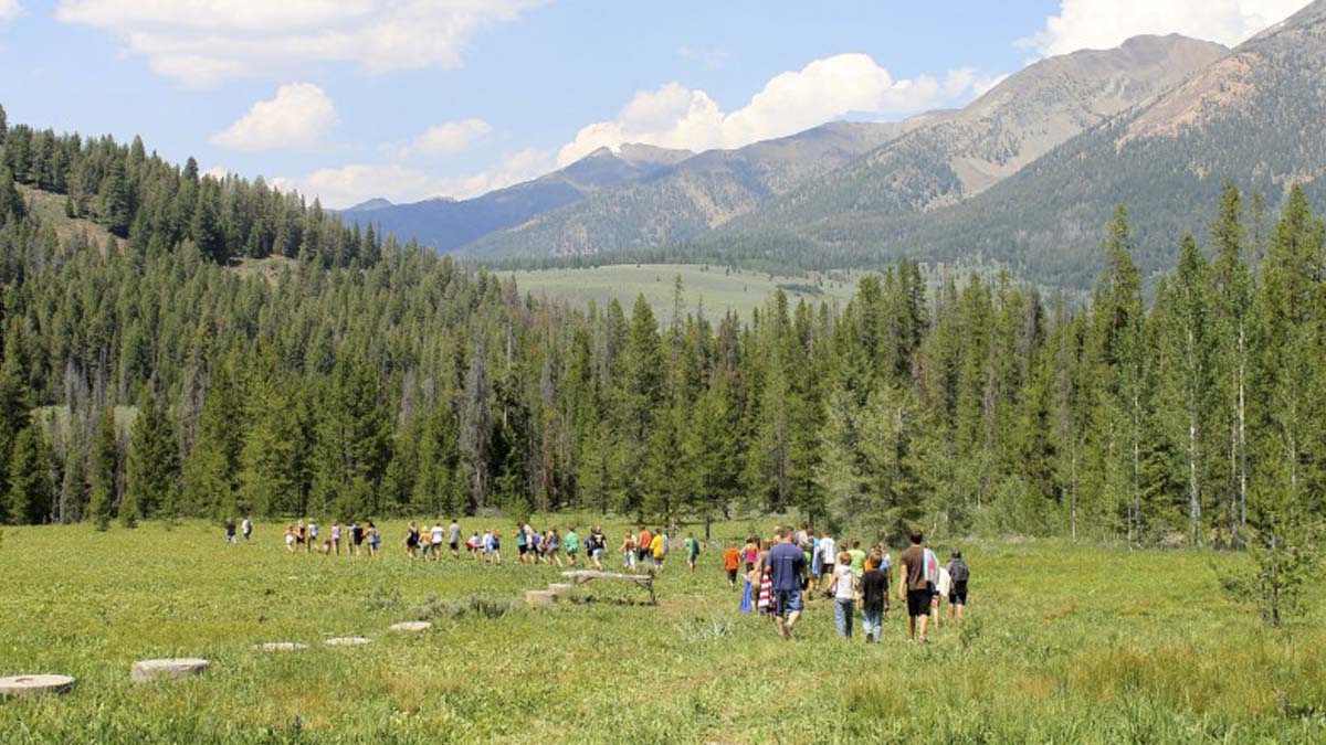 4-Hers exploring the outdoors