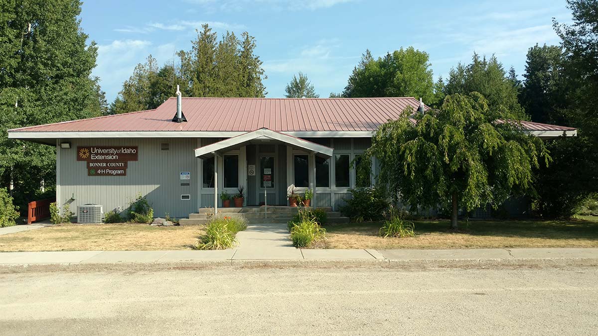 A building with signs on it that say "University of Idaho Extension, Bonner County" and "4-H Program"