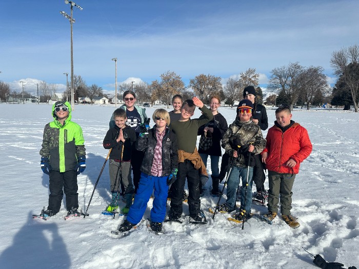 kids snowshoeing 