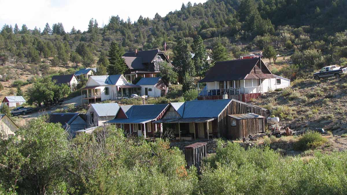 homes on a hill side in Owyhee County