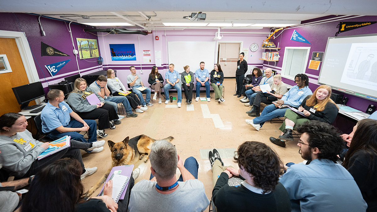 Incarcerated students and students from the Moscow campus have a classroom discussion.