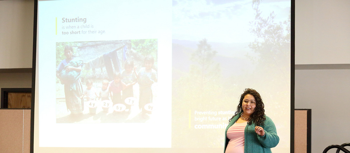 Woman presenting a presentation about stunting in Guatemala.