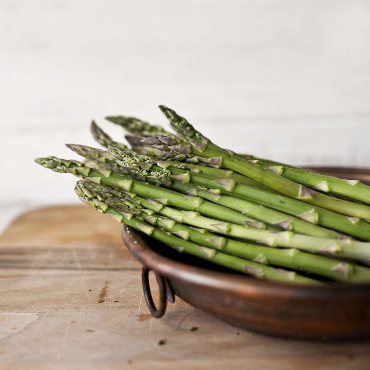 Asparagus spears in bowl.